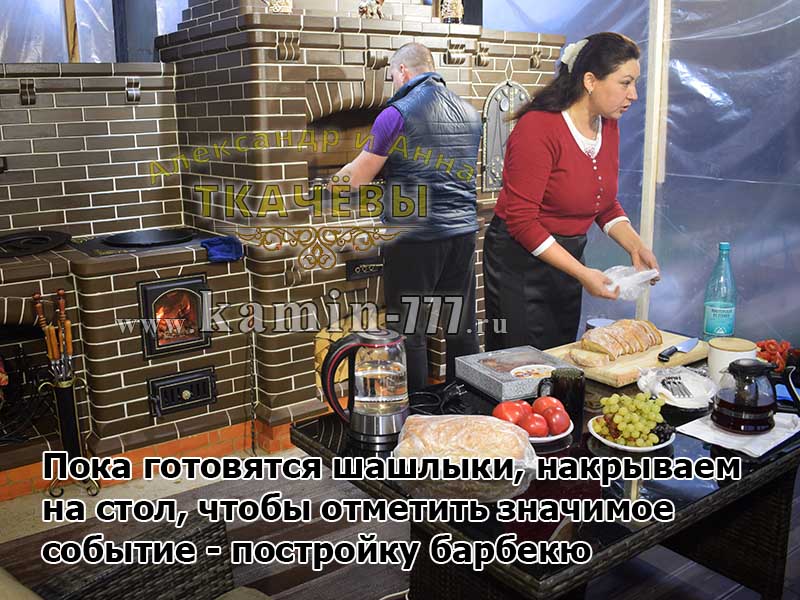 Фото уличного барбекю из кирпича с печью под казан и столешницей.